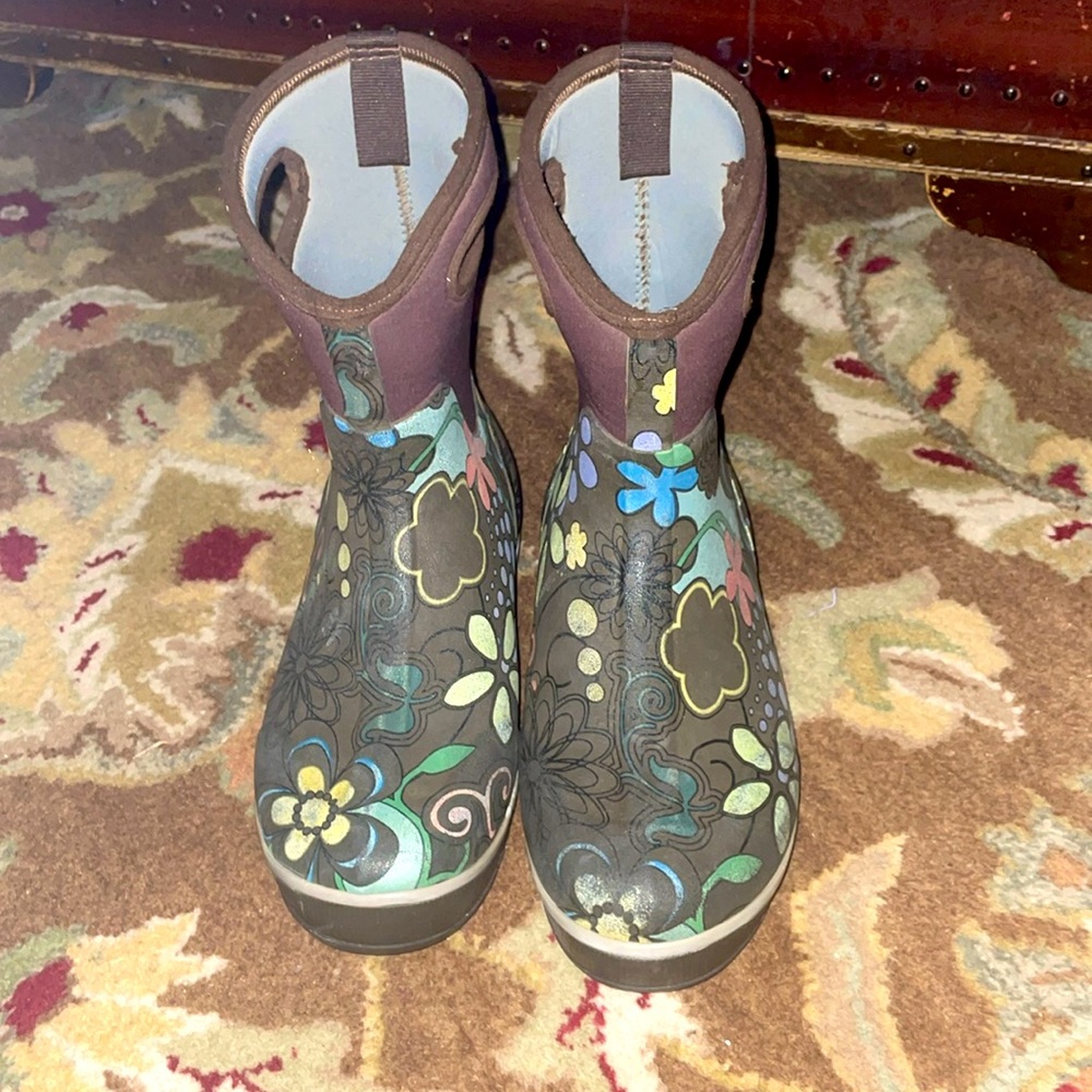 Brown with floral print half calf bogs size women’s 10